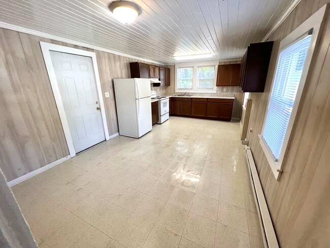 Large Dining Area in Kitchen - 818 N Bonner St