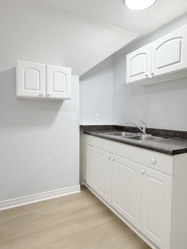 Building Photo - 935 Albert Rd