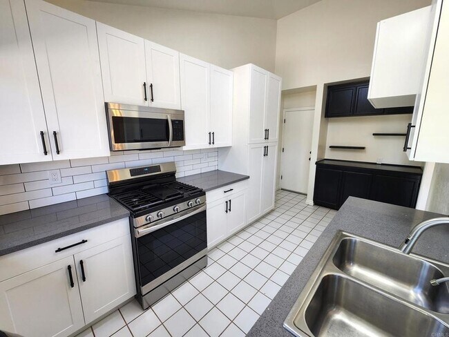 Building Photo - 80 N Lucas Ct