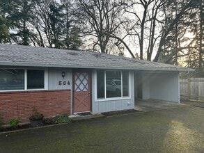 Building Photo - 802 SE Davis St