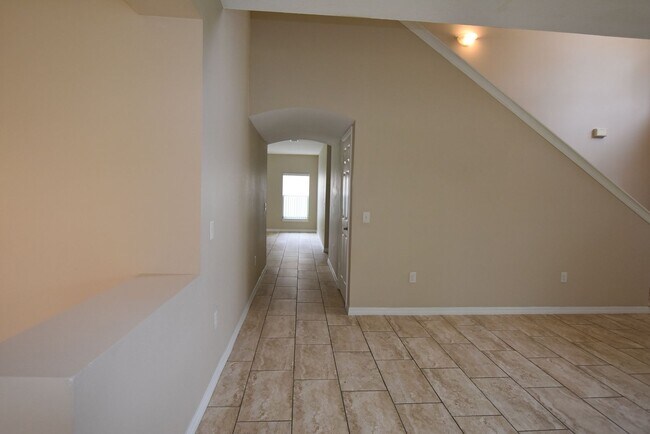 Building Photo - 527 Bristol Cir