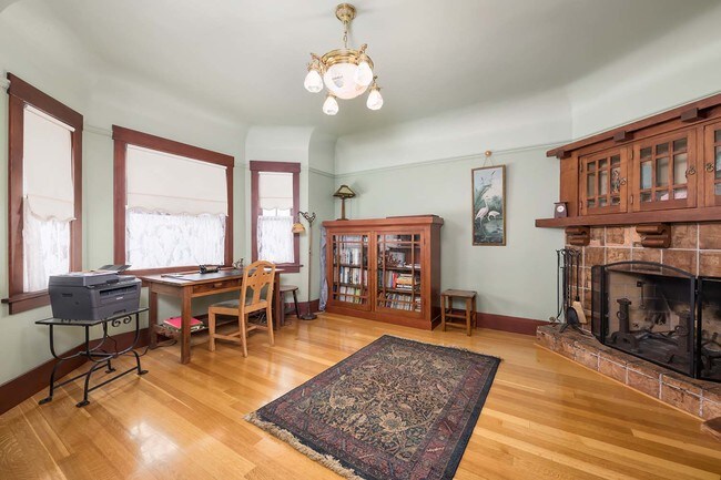 Building Photo - Spacious Fully Furnished Home with Hot Tub