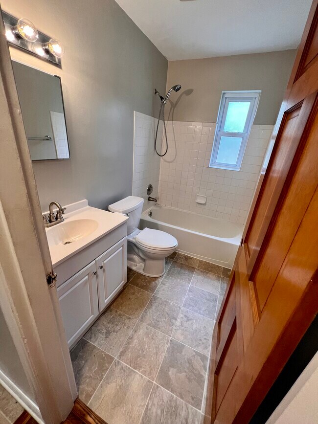 Bath - 1524 Glenbeck Ave