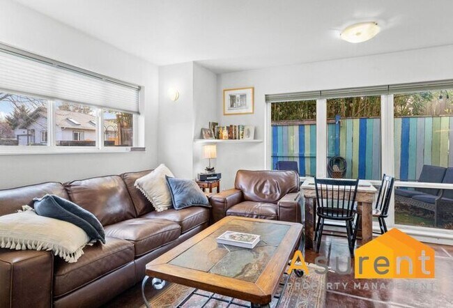 Foto del edificio - $500 off First Months Rent! Stylish Ashland One Bedroom Townhouse with Private Patio and Radiant ...