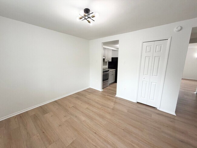 Foto del edificio - 7038 Knighthood Ln