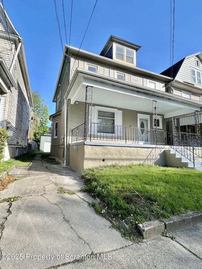 Building Photo - 536 Carey Ave