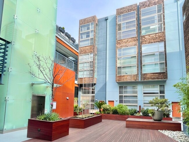 Building Photo - HUGE 2 Level 2br/1.5Ba Loft, High Ceilings...
