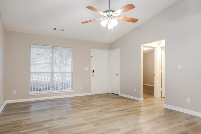 Building Photo - 960 Maple Leaf Ridge