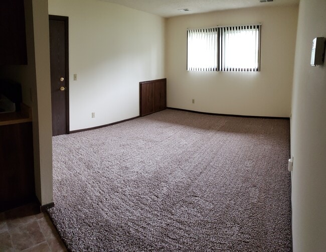 1 Bedroom Living Room Garden View - Windsor Crest Apartments