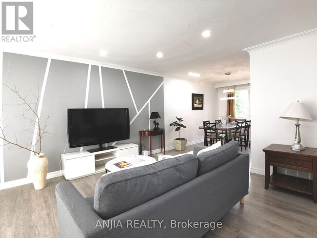 Building Photo - 442 Bonita Crescent