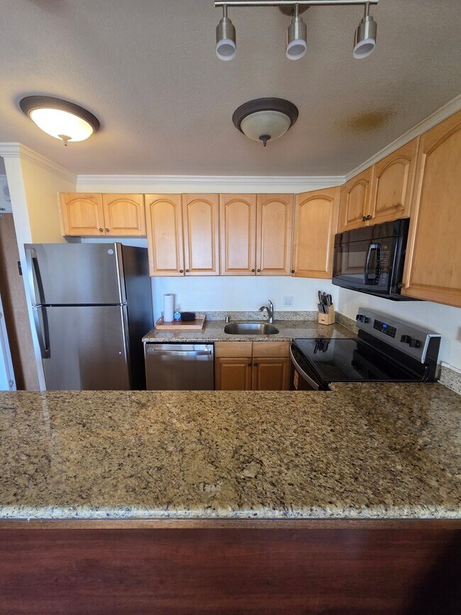 Building Photo - 2140 Kuhio Ave #1007