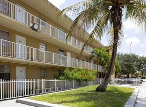 Building Photo - 955 W 74th St