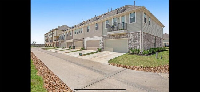 Foto del edificio - 18225 Crystal Knoll Dr