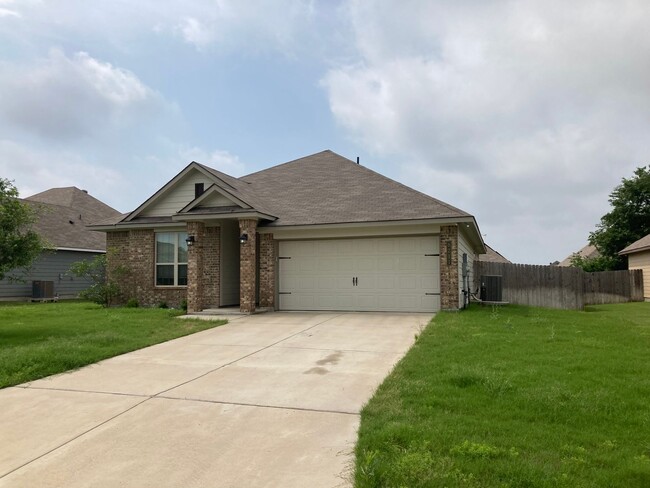 Foto del edificio - Three-bedroom, Two bath, two car garage Ho...