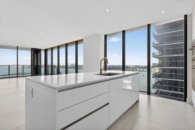 Building Photo - 700 NE 24th St