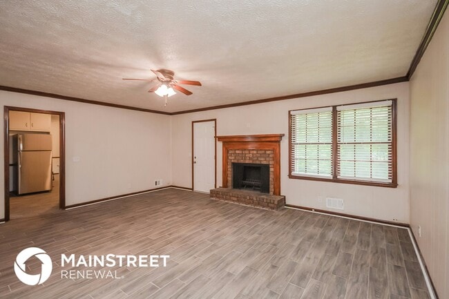 Building Photo - 2245 Pinewood Dr