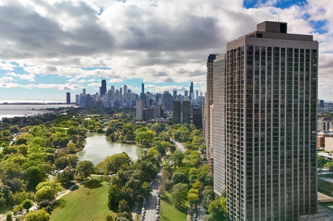 Foto del edificio - 2650 N Lakeview Ave