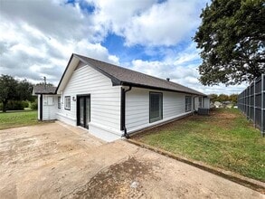 Building Photo - 300 Sanders Rd