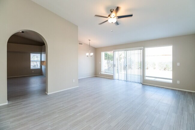 Foto del edificio - 8014 W Aster Dr