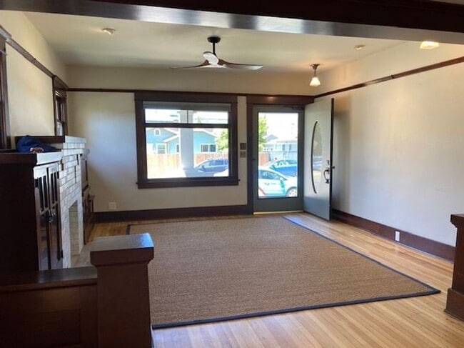 Building Photo - UPCOMING-Charming Belmont Heights Bungalow 2 bed/ 1.5 bath