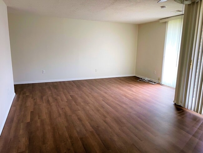 Living room - 10222 Prince Plz