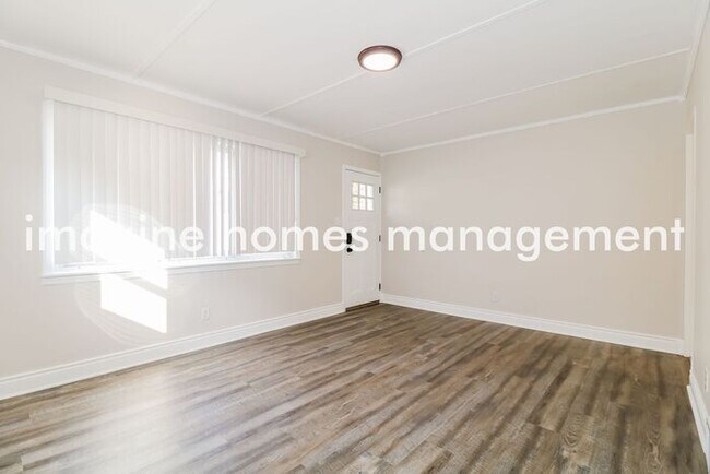 Building Photo - Lovely 3 Bedroom Home in Bethel Park. Wash...