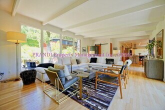 22 Madrone Ct