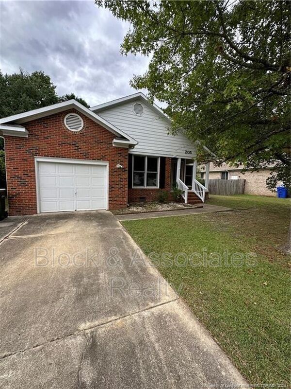 Foto principal - 205 Fair Oaks Dr