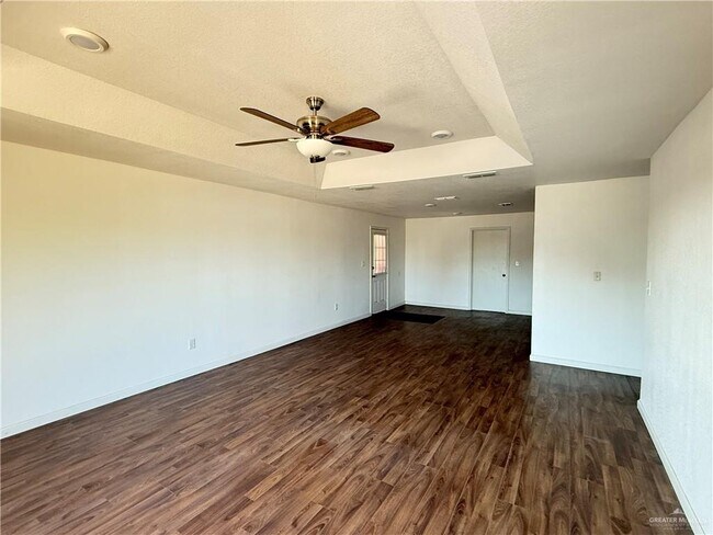 Building Photo - 415 W Edinburg Ave
