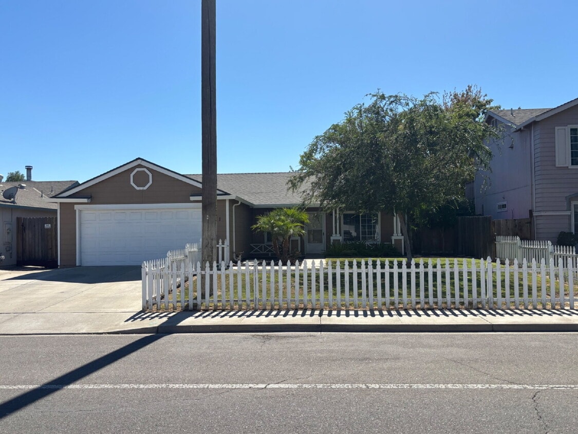 Primary Photo - Cute, Well Maintained 3 Bedroom Home
