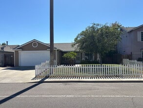 Building Photo - 921 Balsam Dr