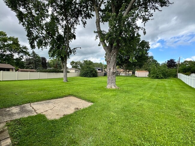 Building Photo - 305 N Brookshore Dr