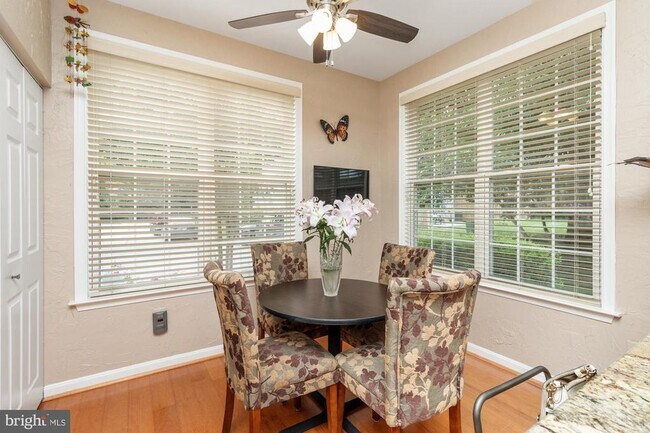 Foto del edificio - 8806 Howard Forest Ln