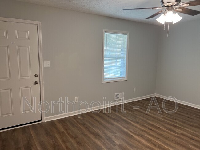 Foto del edificio - 3001 Lakeridge Dr SE