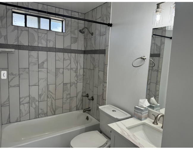 Foto del edificio - 561 W 17th St