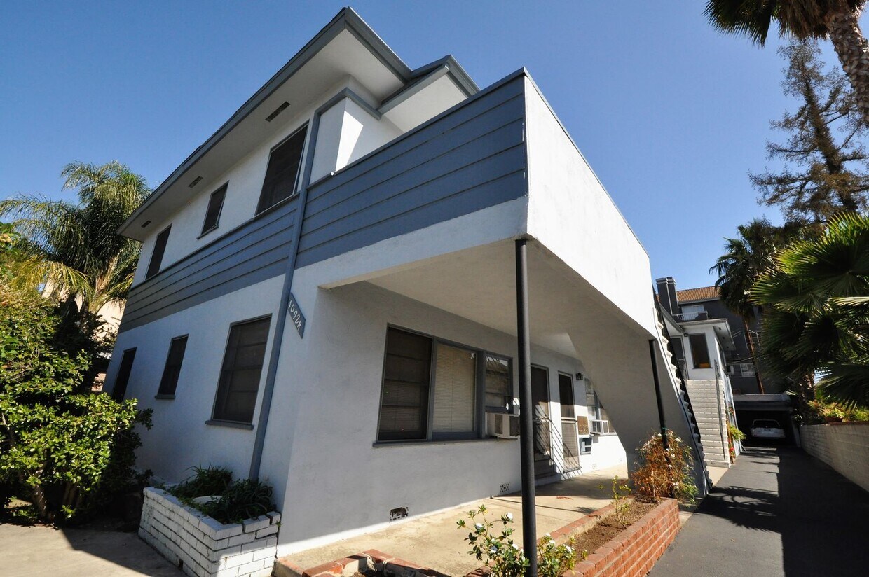 Foto principal - 10924 Camarillo St