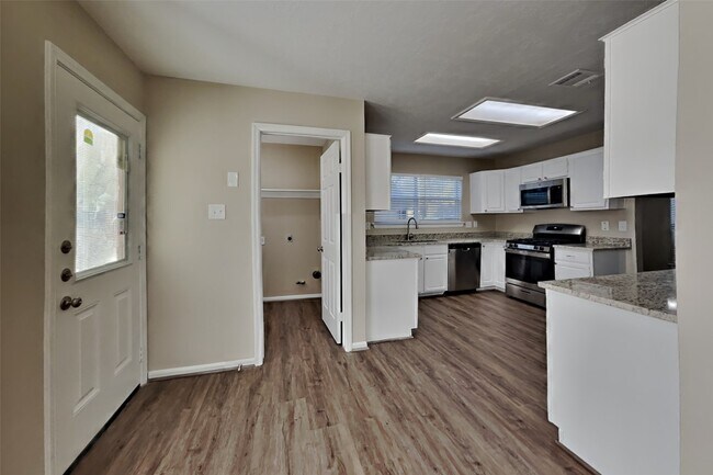 Foto del edificio - 16923 Poplar Hill St