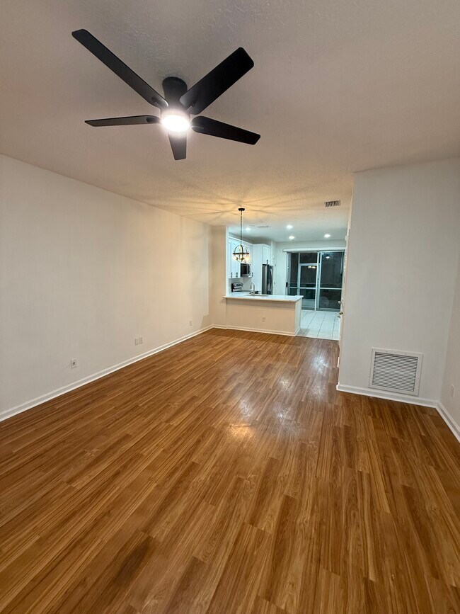 Foto del edificio - 3530 Summerlin Ln N