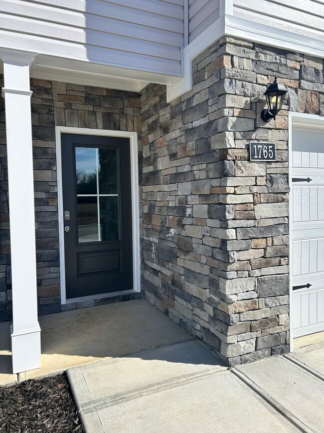 Building Photo - Located in Hixson/Middle Valley! 3 Beds, 2.5 Baths, Loft, Home Office, and 2 Car Garage!
