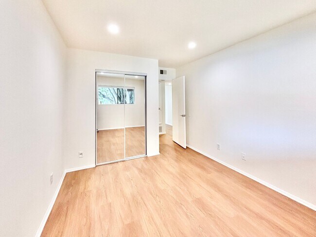 Foto del edificio - Bright 2 Bed 2 Bath | Surfside Community |...