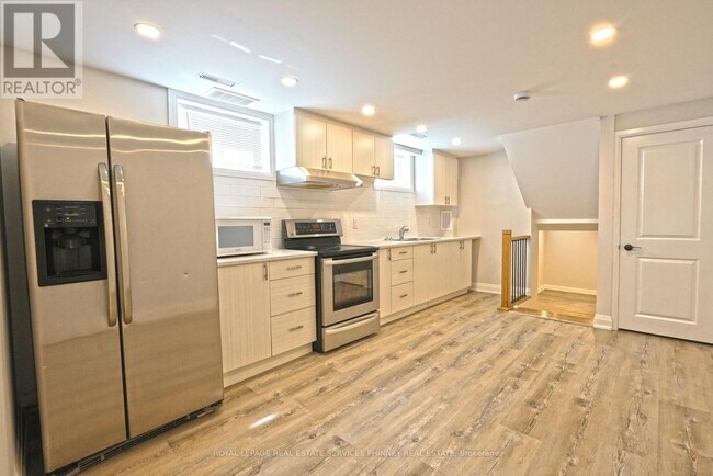 Building Photo - 2392 Cashmere Ave