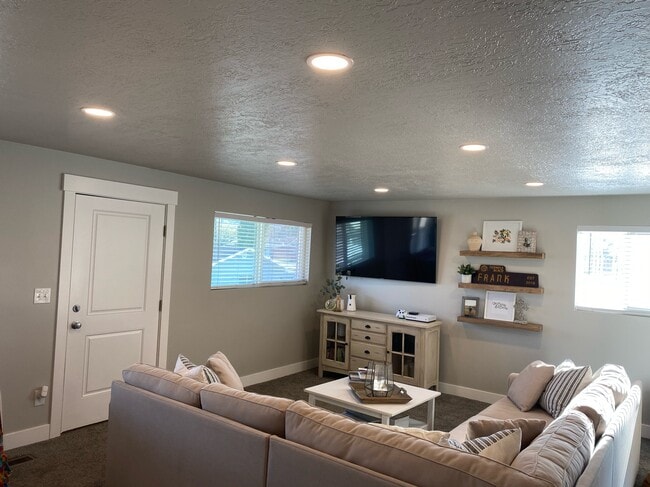 Building Photo - 675 E 4250 S