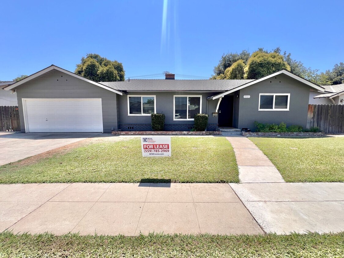 Foto principal - $1,895 West & Gettysburg, 3 Bedroom Home -...