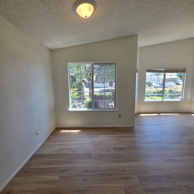 Foto del edificio - 3bd/2ba Single Story, Fresh Updates, Huge Backyard