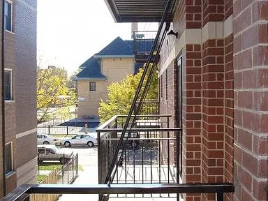 Building Photo - 1534 W Greenleaf Ave