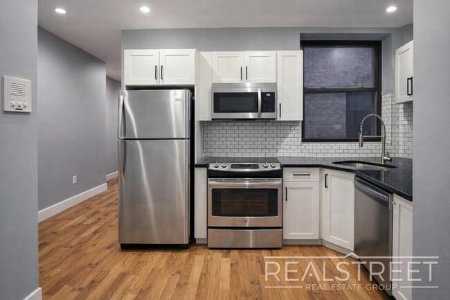 Building Photo - 1 Bed W. Tons of Space in Crown Heights!