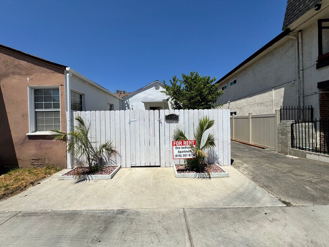 Foto principal - Nicely Updated Home with Enclosed Front Yard