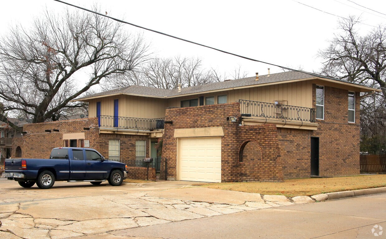 Primary Photo - Charl Ann Apartments