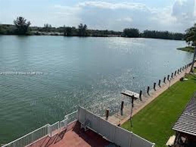 Foto del edificio - 2 br, 2 bath Condo - 1060 Crystal Lake Dri...
