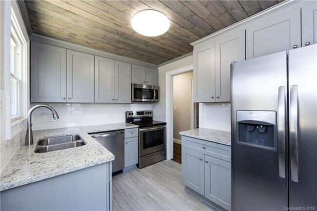Foto del edificio - Beautiful 3 Bedroom Brick Home Near Uptown Charlotte